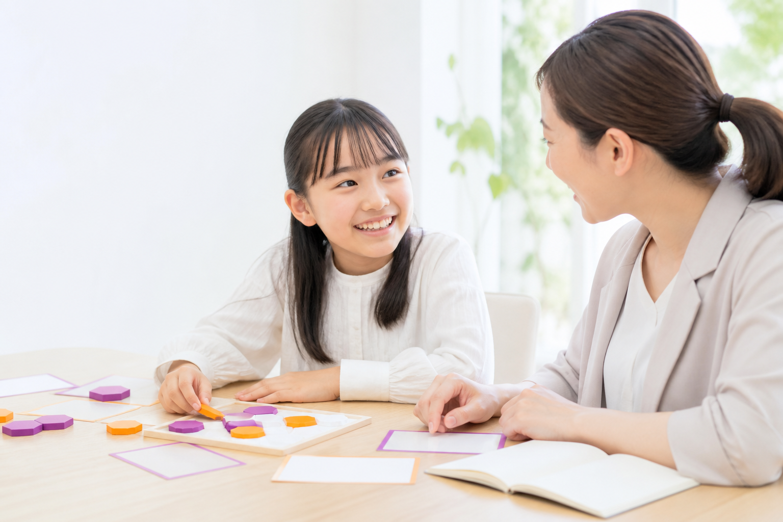 教材を囲んで対話する子どもと講師