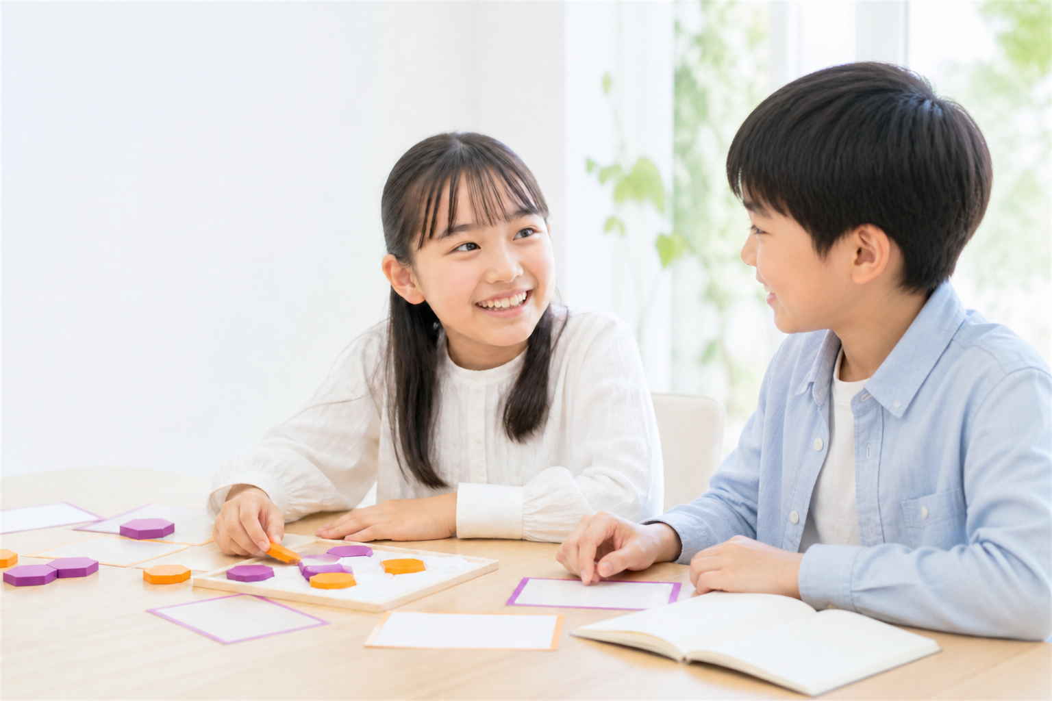 子ども同士で教材を囲み、考えを伝え合う学びの時間