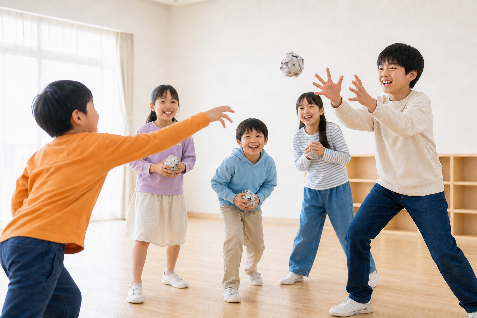新聞紙ボールを使って遊びながら学ぶ子どもたち